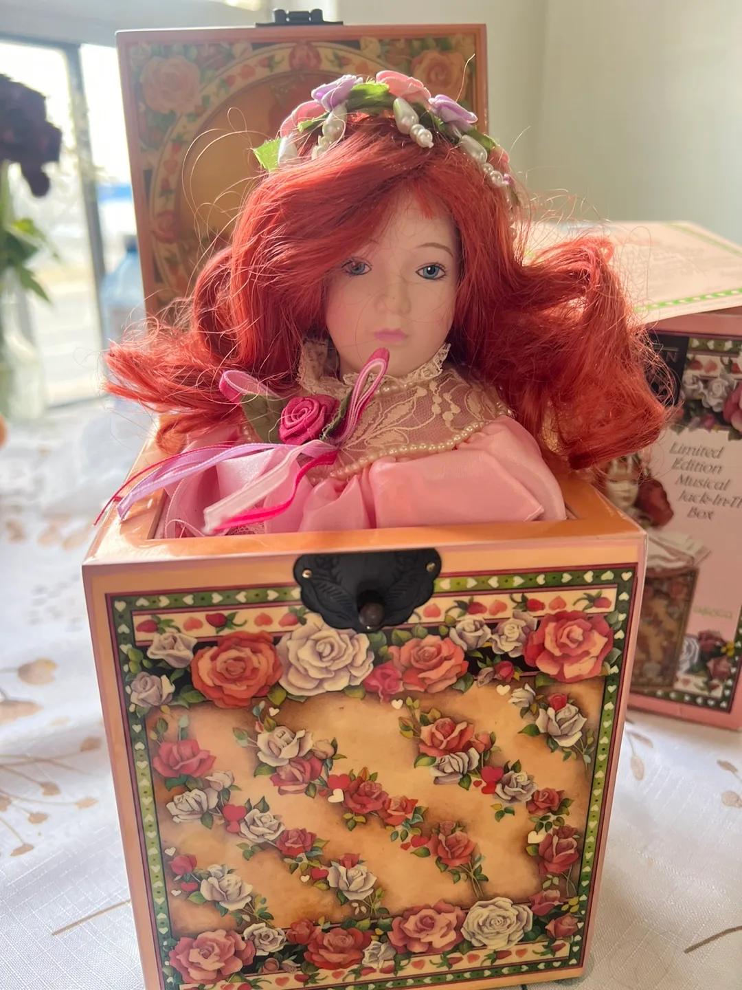 Limited Edition Queen of Roses Musical Jack-in-the-Box image indicator(5)