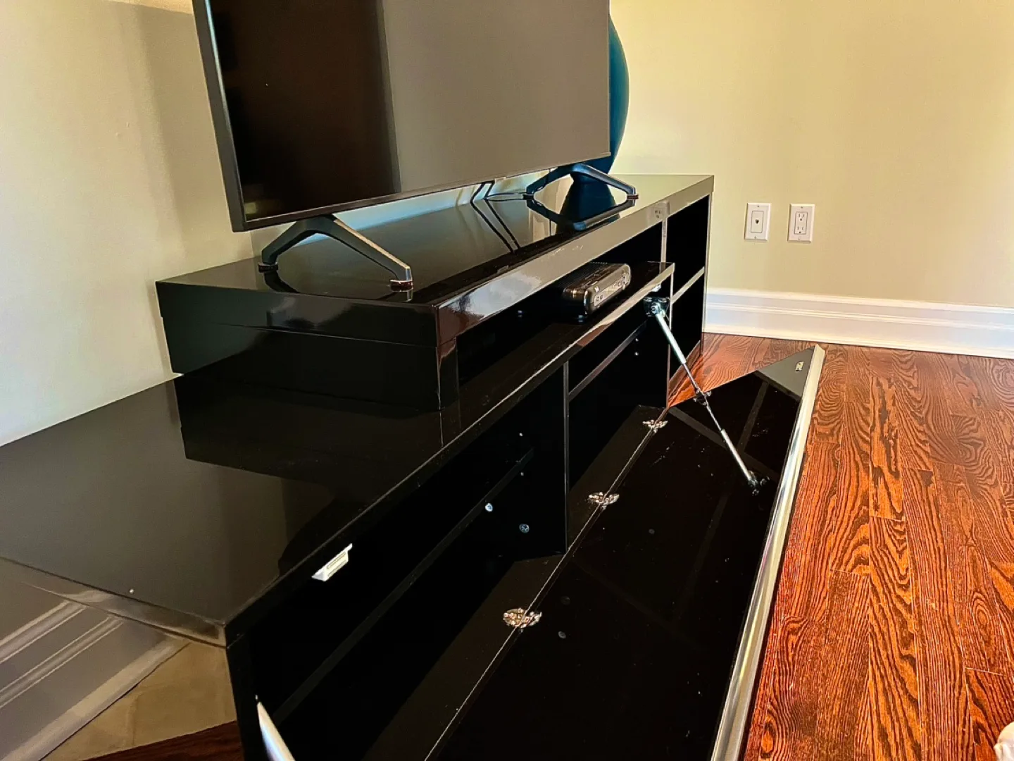 FREE!! Structube Black Lacquer High Gloss TV Stand image indicator(4)