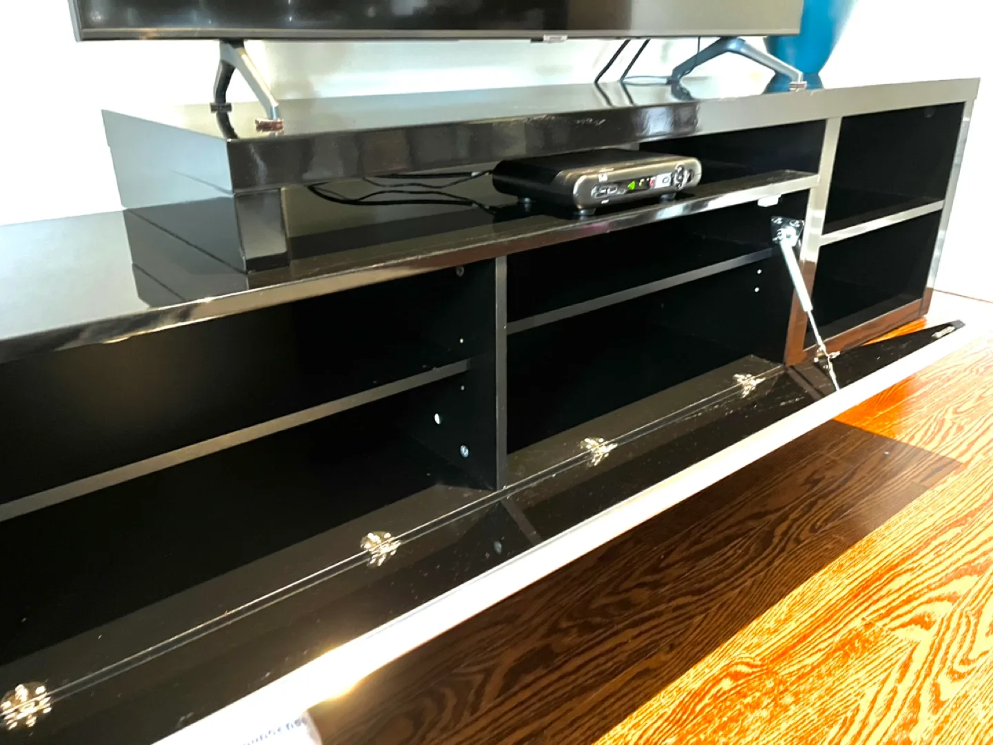 FREE!! Structube Black Lacquer High Gloss TV Stand image indicator(3)