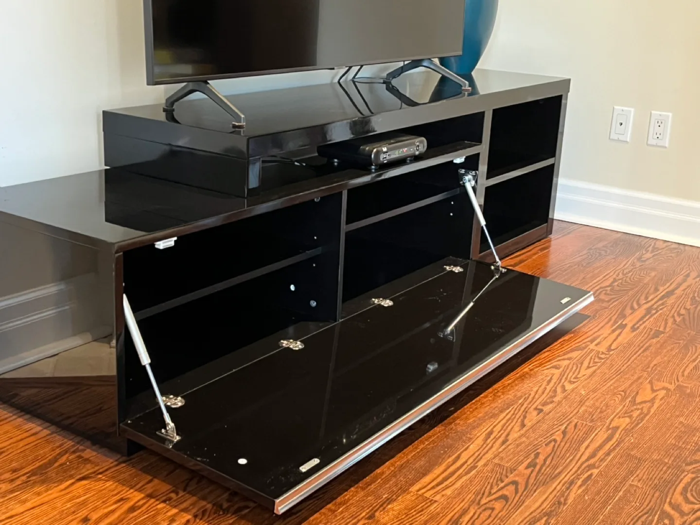 FREE!! Structube Black Lacquer High Gloss TV Stand image indicator(5)