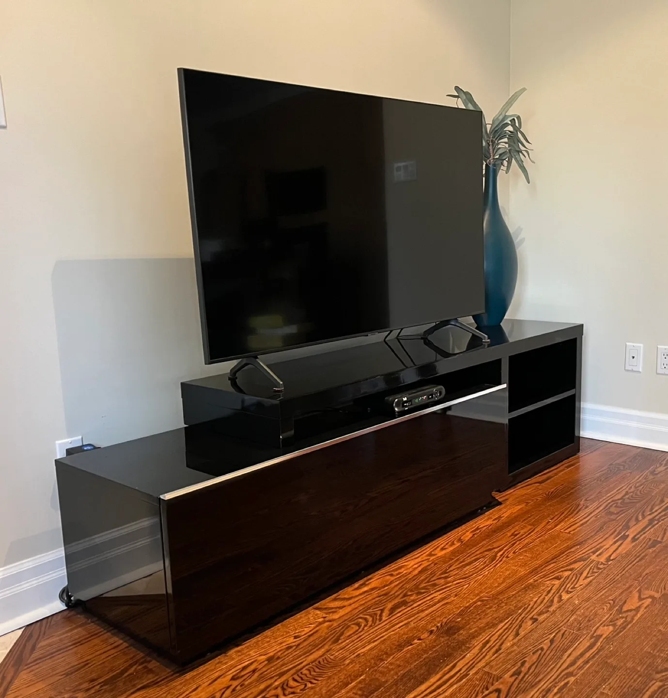 FREE!! Structube Black Lacquer High Gloss TV Stand image indicator(6)