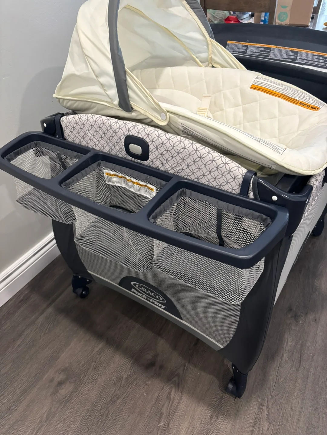 Graco Pack 'n Play Quick Connect Portable Lounger Deluxe Playard image indicator(5)