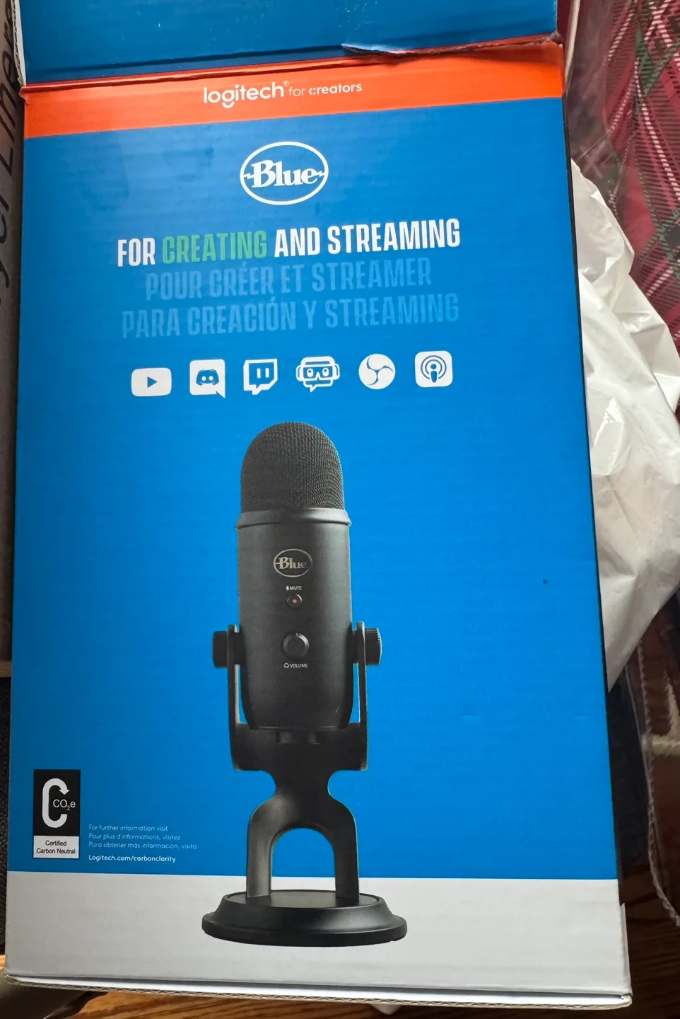 Blue Yeti USB Microphone for Streaming and Recording image indicator(2)