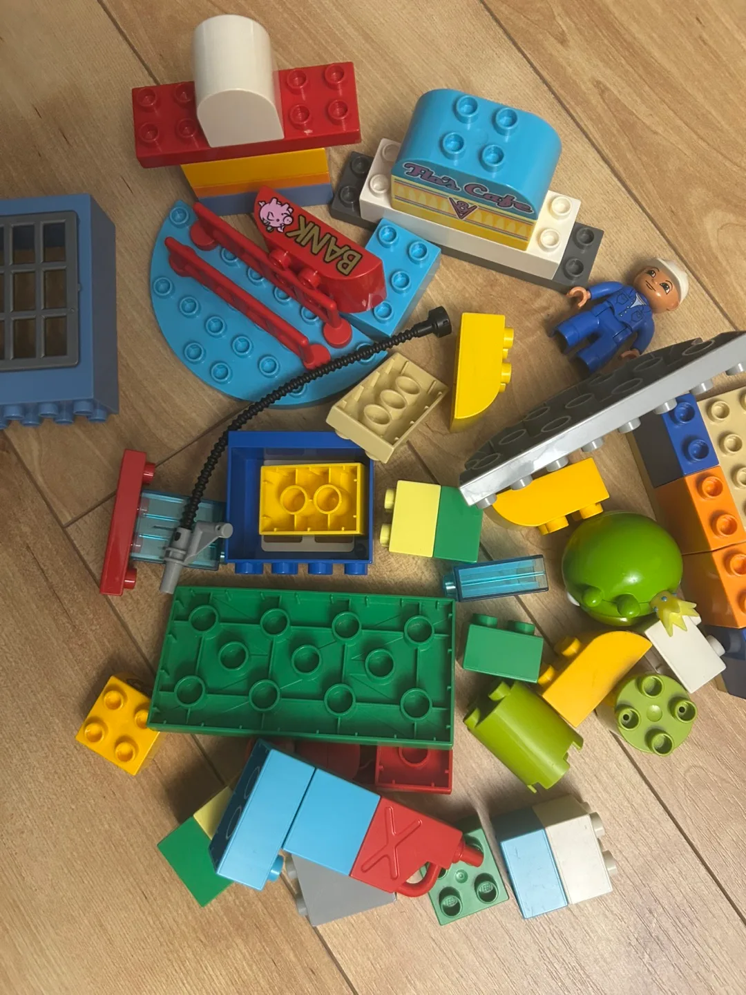 Lego Duplo Loose Bricks and Minifigure image indicator(2)