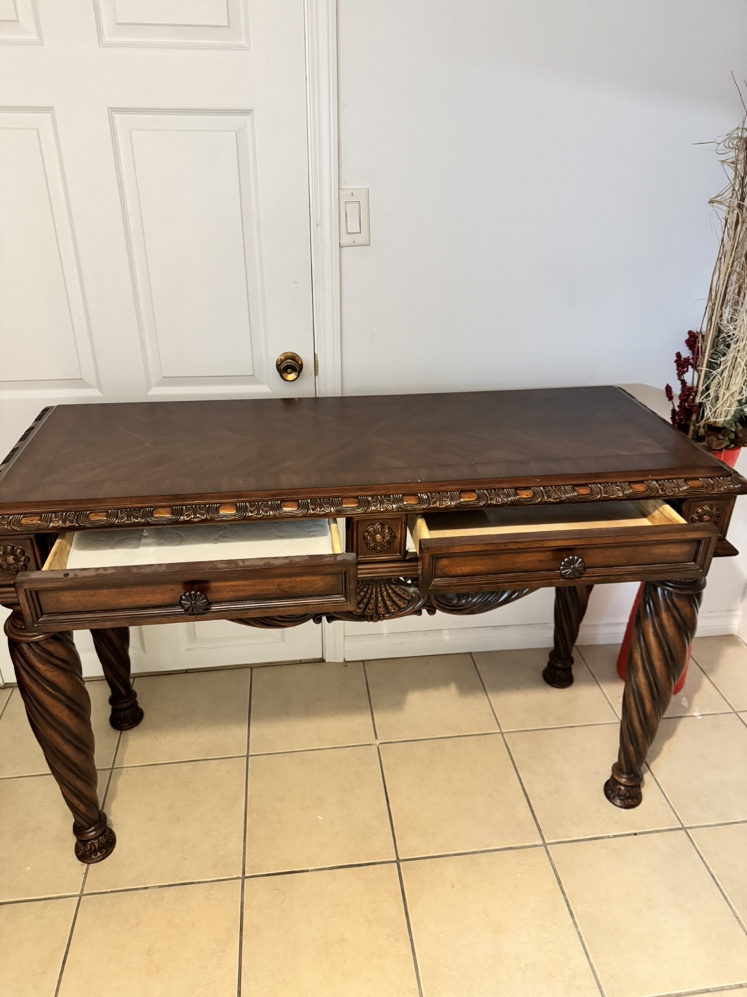 Beautiful Console Table with Intricate Carvings - photo 2