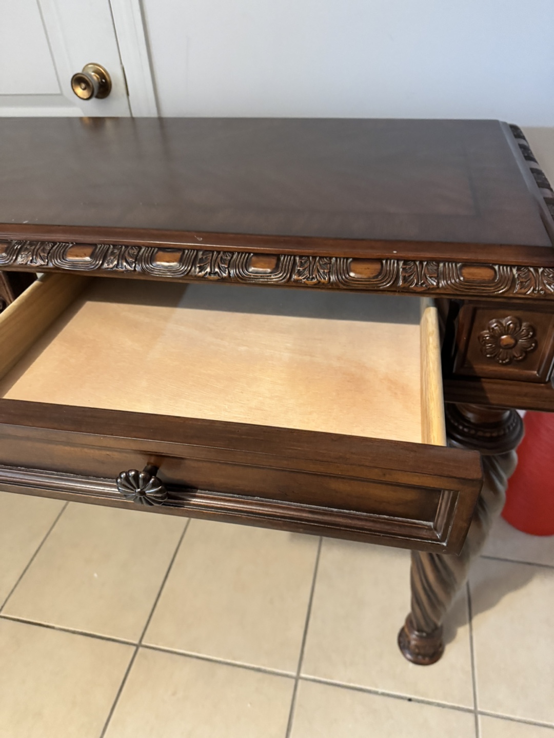 Beautiful Console Table with Intricate Carvings - photo 3