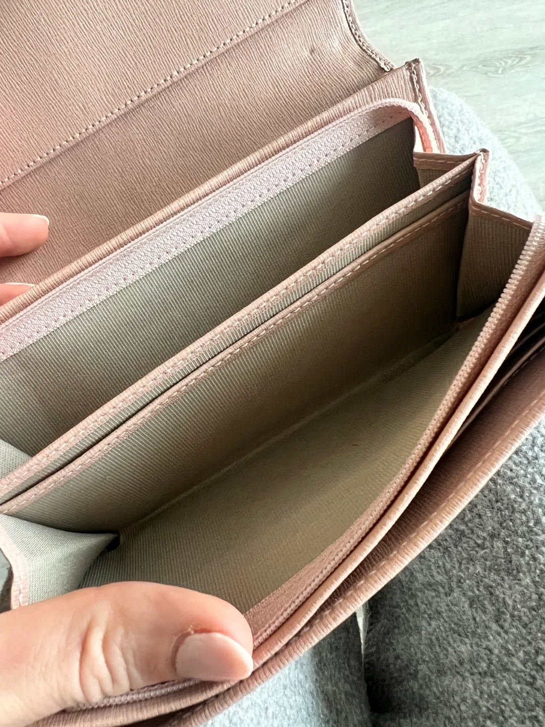 Furla blush pink leather wallet image indicator(9)