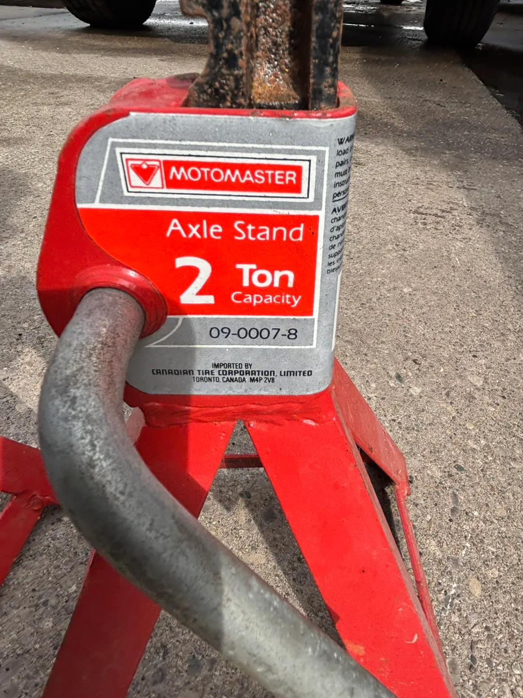 Pair of Motomaster 2-Ton Axle Stands image indicator(6)