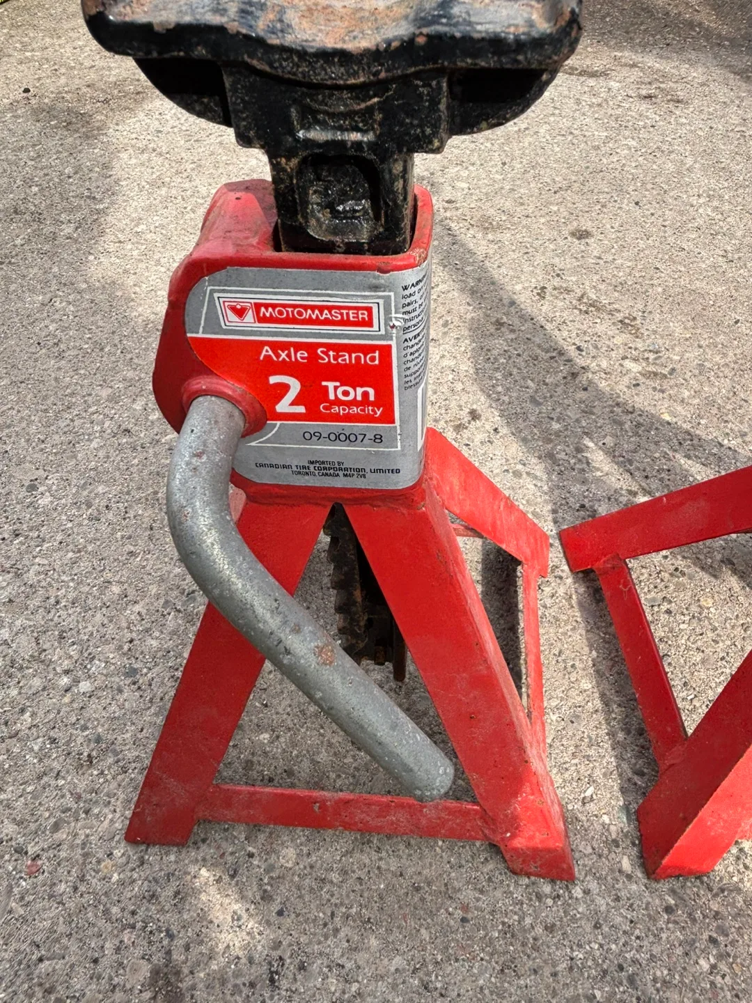 Pair of Motomaster 2-Ton Axle Stands image indicator(5)