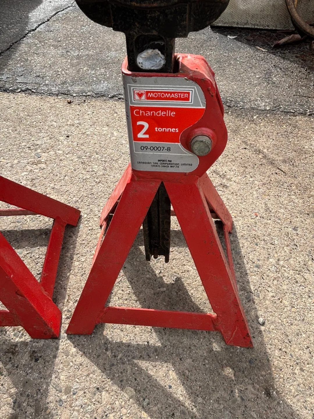 Pair of Motomaster 2-Ton Axle Stands image indicator(2)