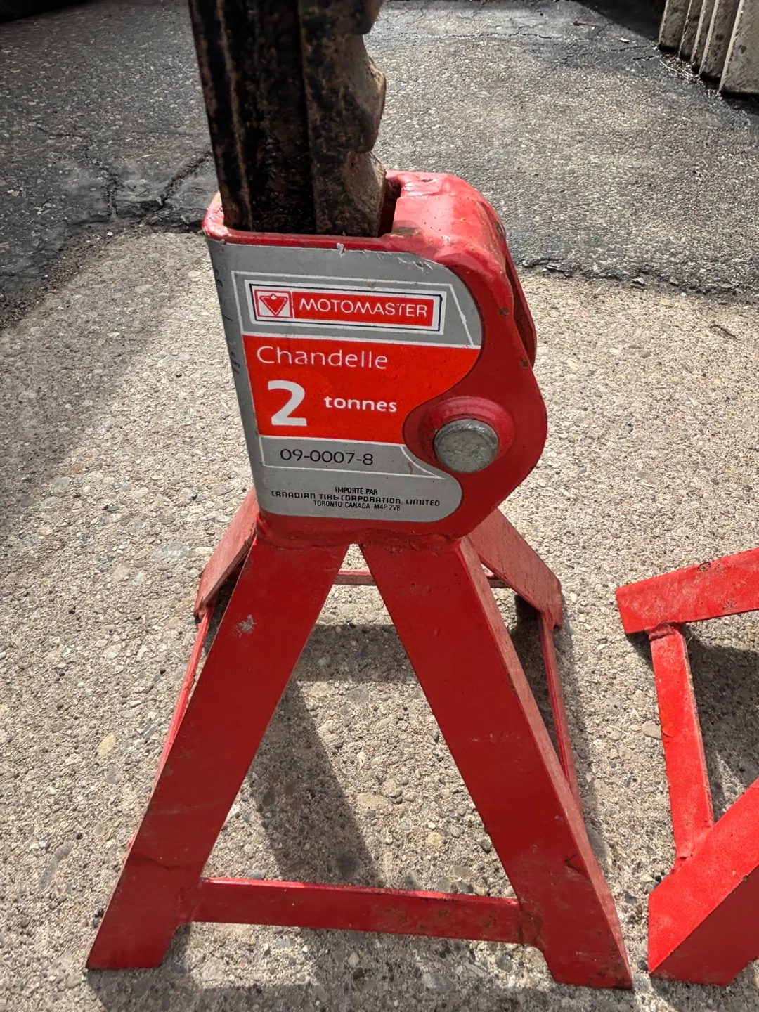 Pair of Motomaster 2-Ton Axle Stands image indicator(4)