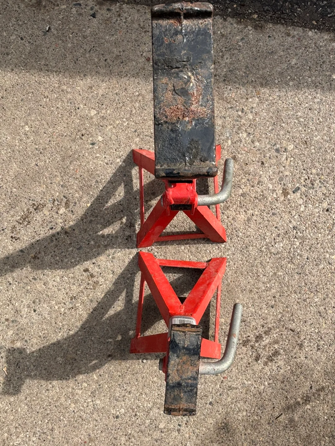 Pair of Motomaster 2-Ton Axle Stands image indicator(3)