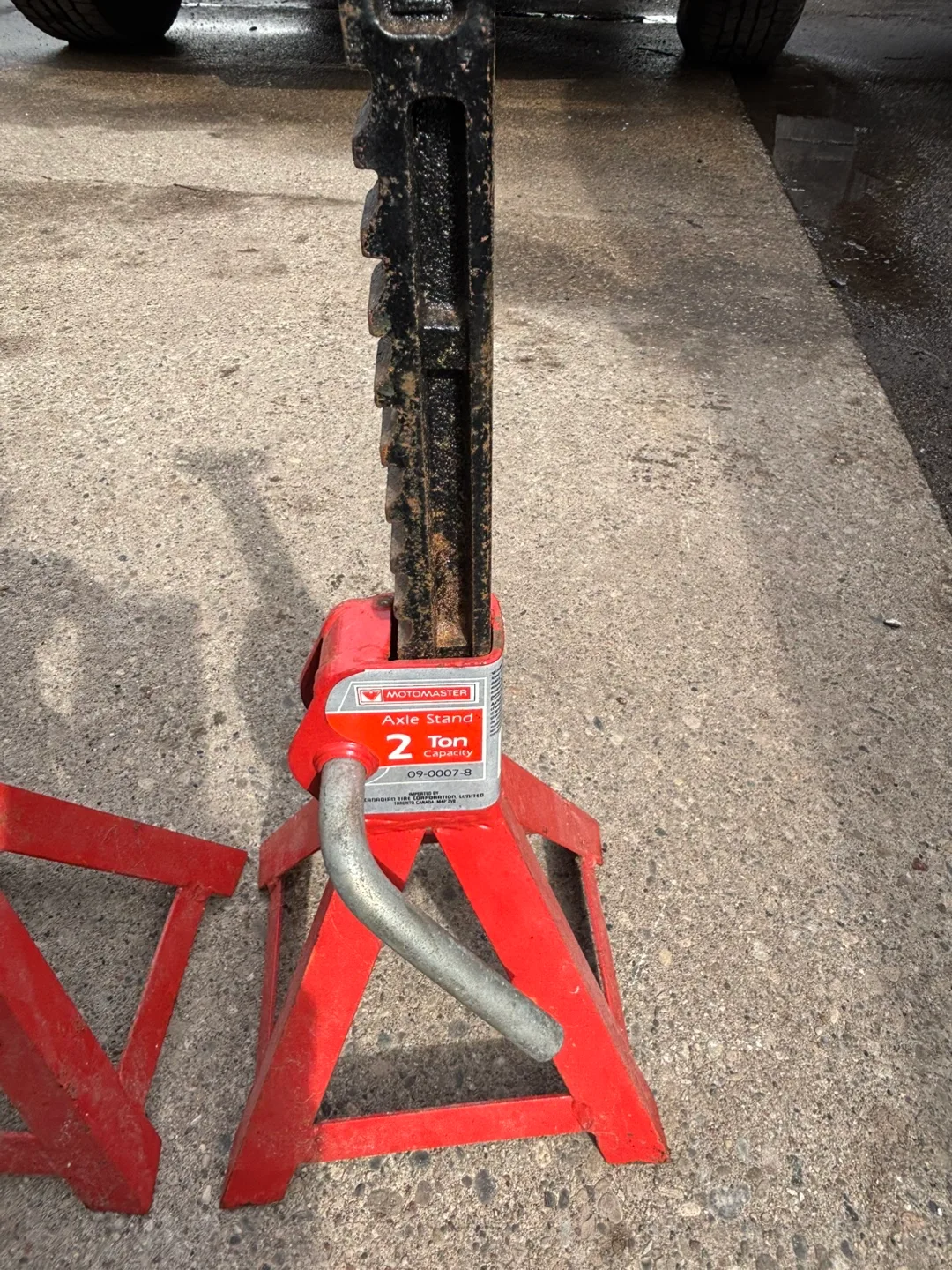 Pair of Motomaster 2-Ton Axle Stands image indicator(7)