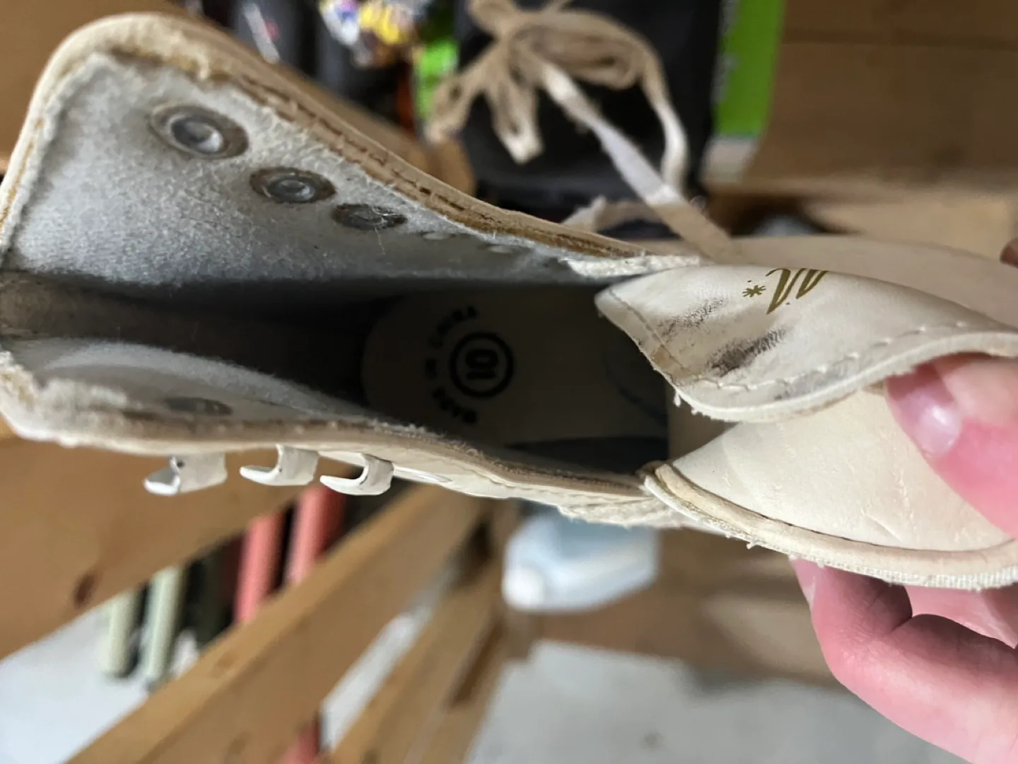 CCM Competitor Figure Skates size 10 girls image indicator(2)