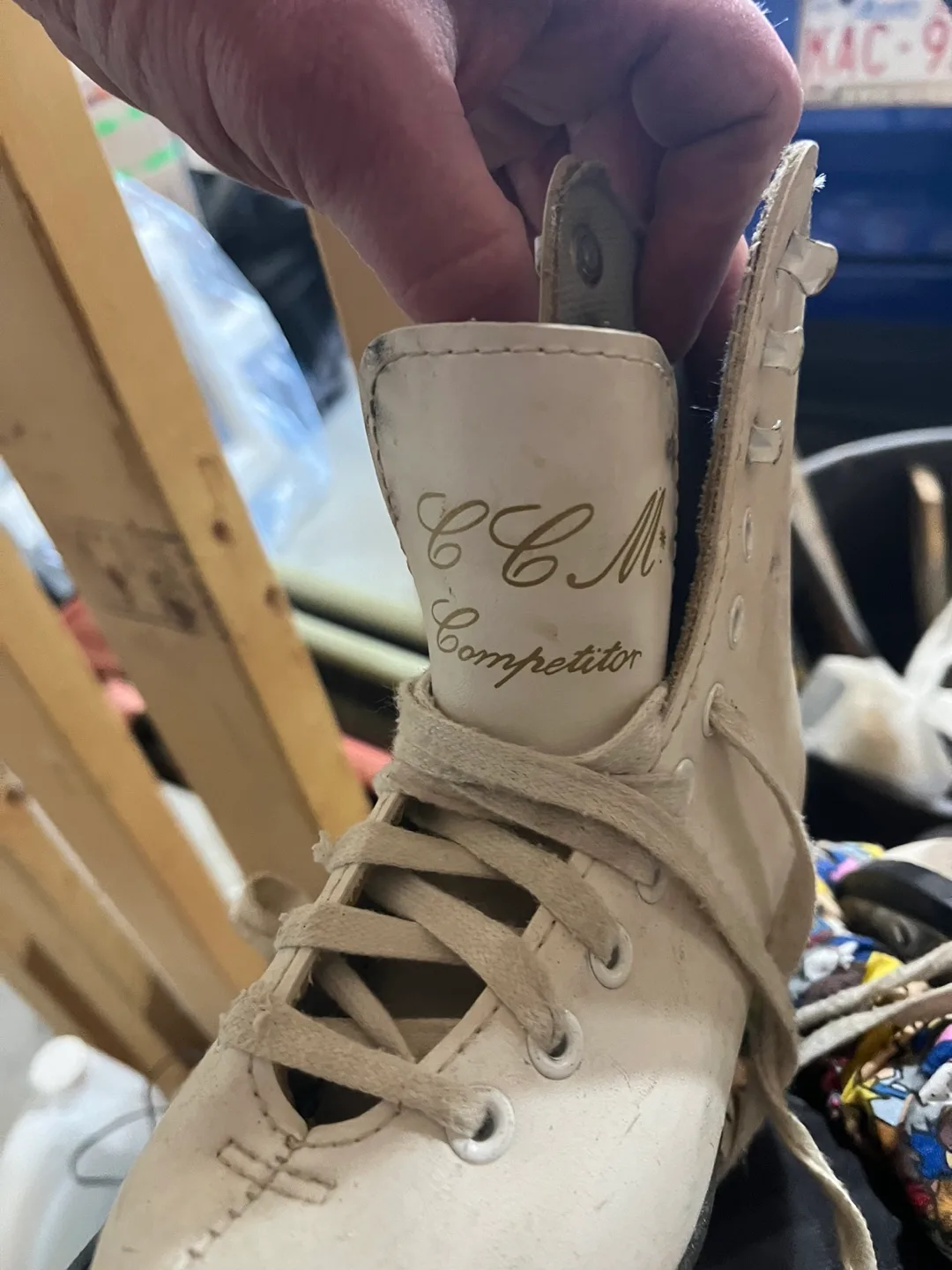 CCM Competitor Figure Skates size 10 girls image indicator(3)