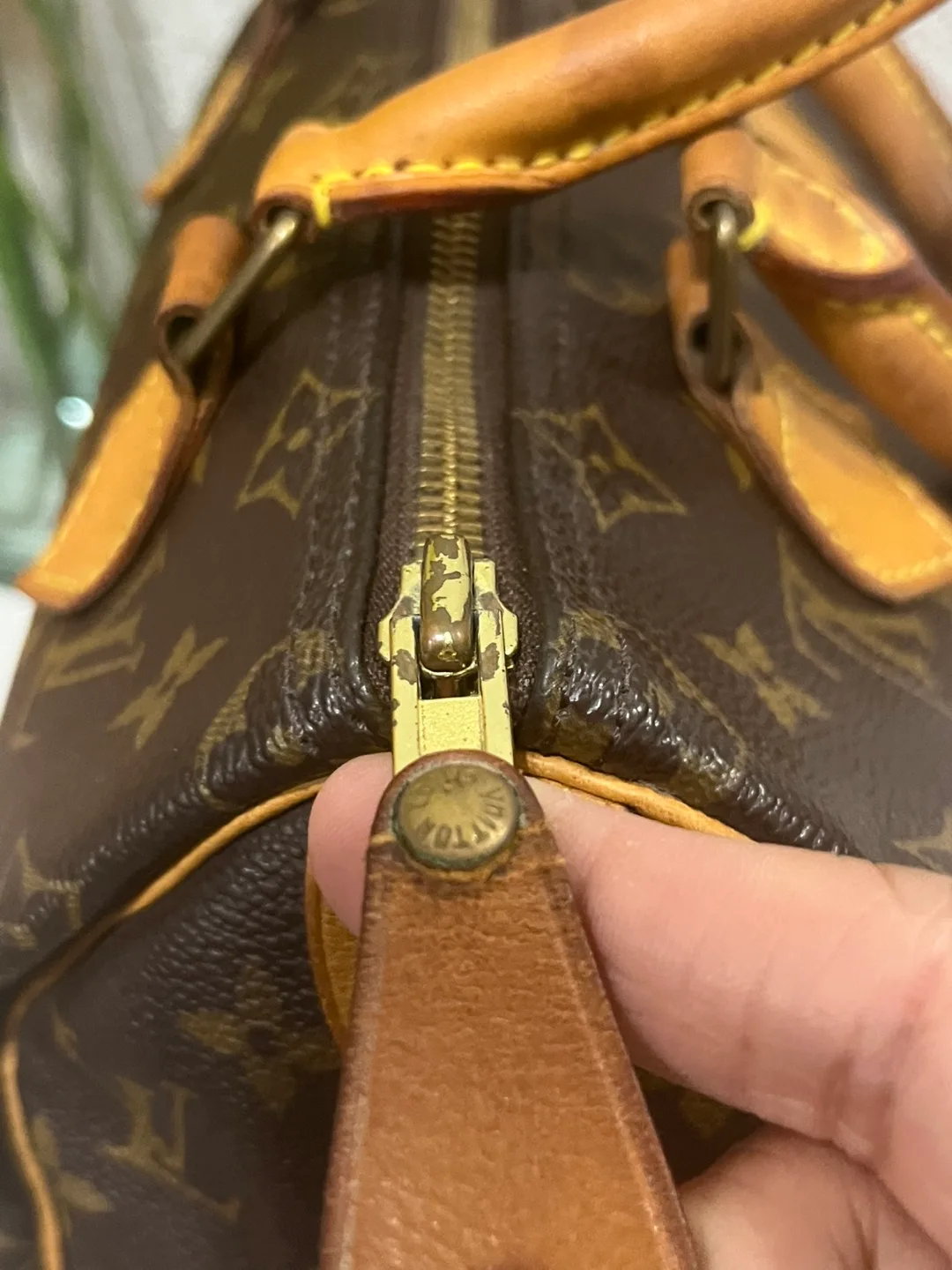 Authentic Louis Vuitton Speedy 25 Monogram Handbag image indicator(9)