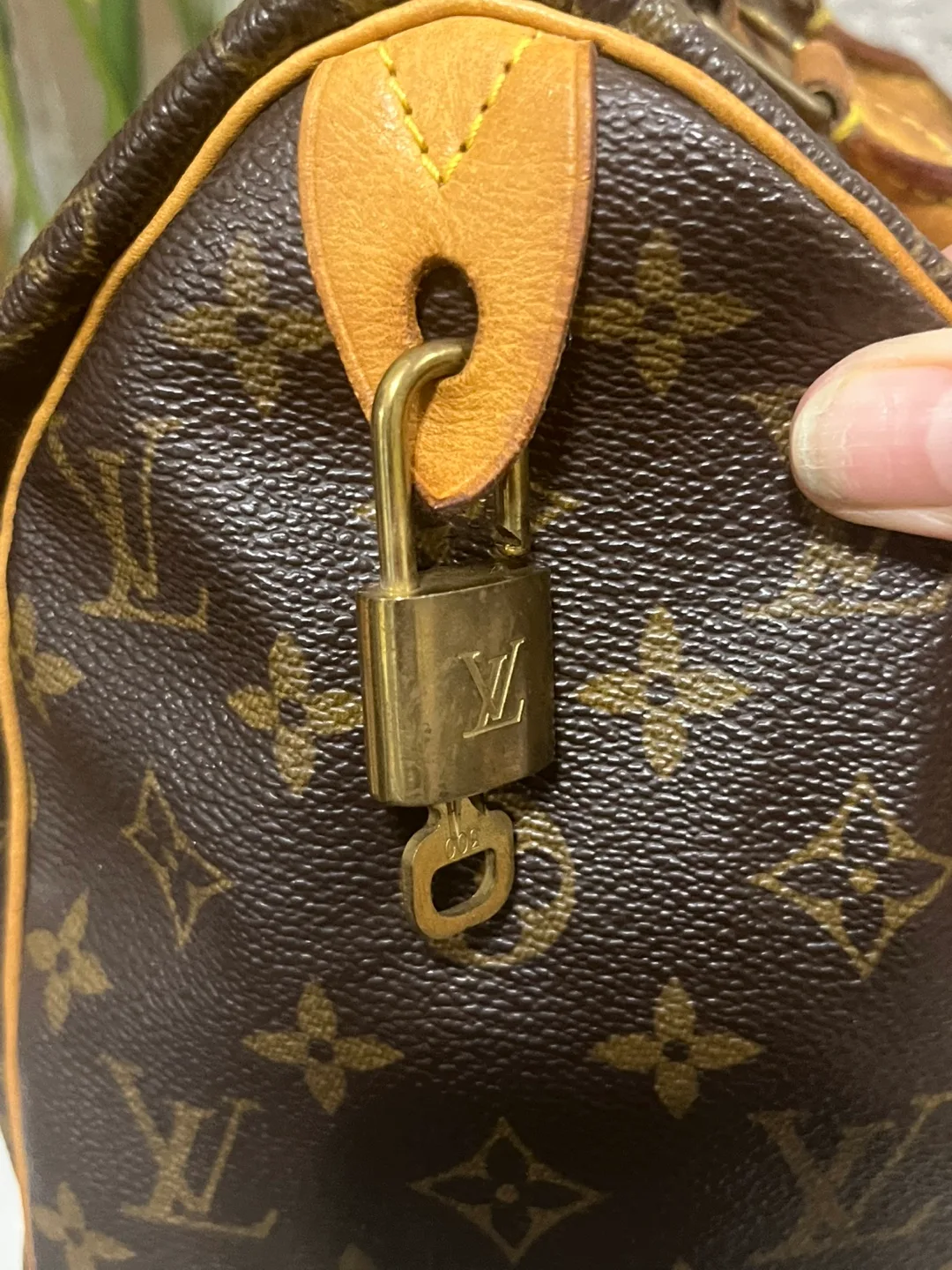 Authentic Louis Vuitton Speedy 25 Monogram Handbag image indicator(8)