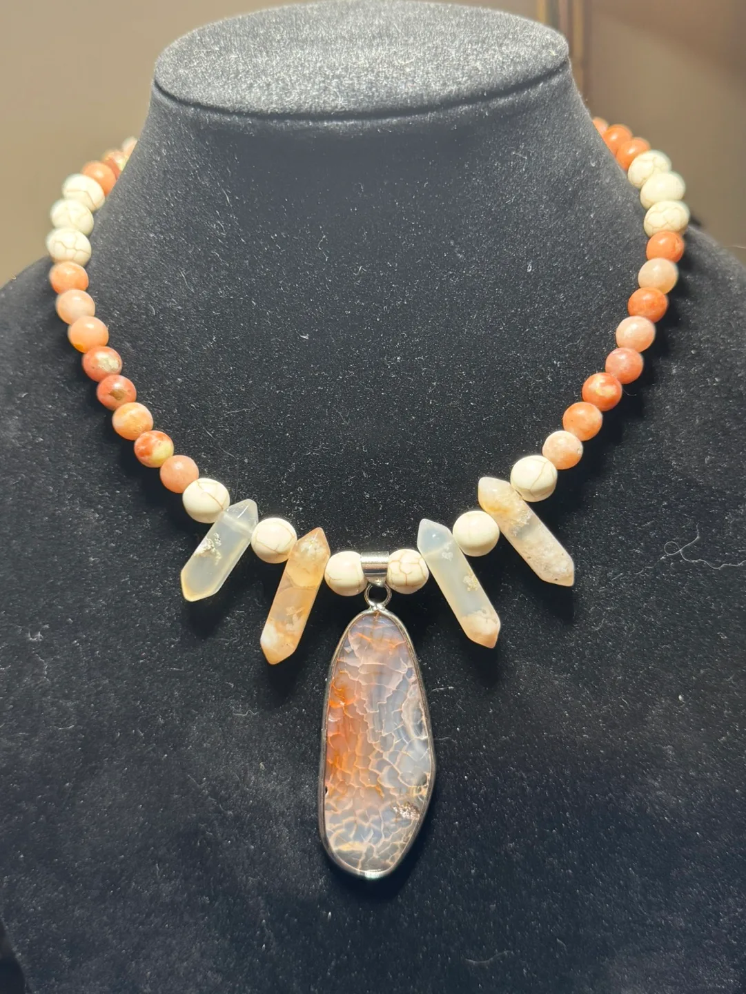 Stunning Agate and Howlite Beaded Necklace and Bracelet Set thumbnail