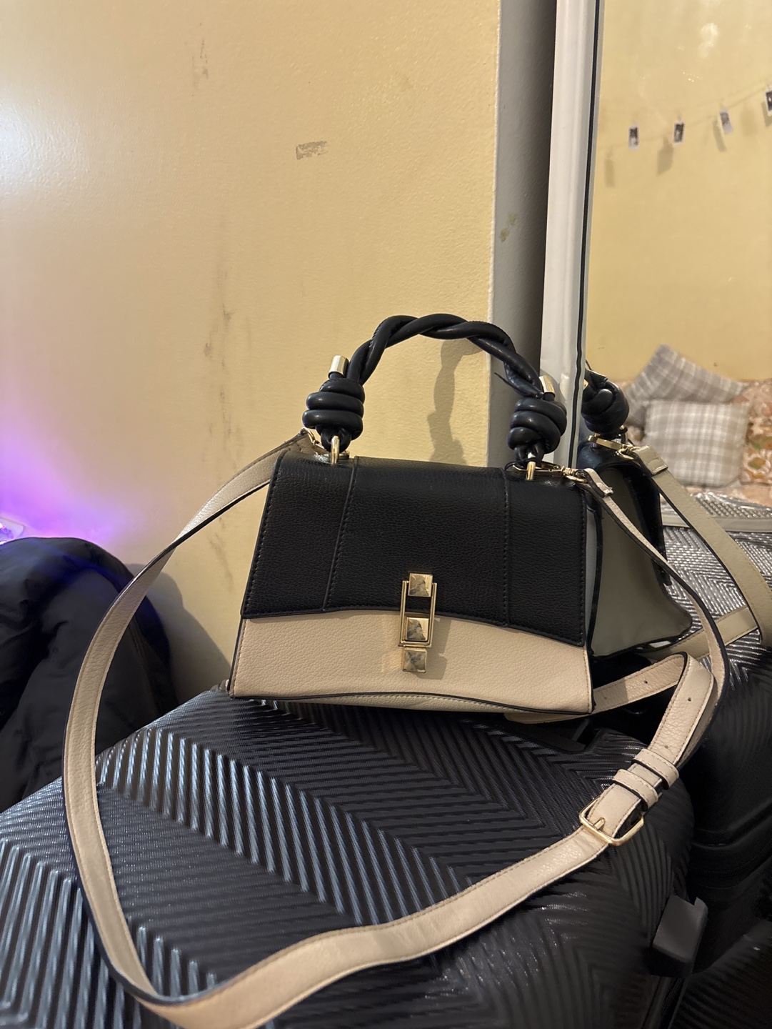 Stylish Two-Tone Handbag with Unique Twisted Handle - photo 3