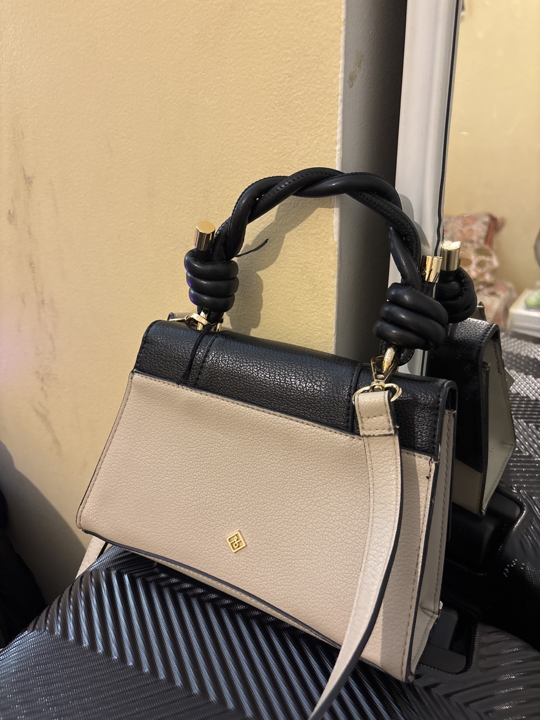 Stylish Two-Tone Handbag with Unique Twisted Handle - photo 2