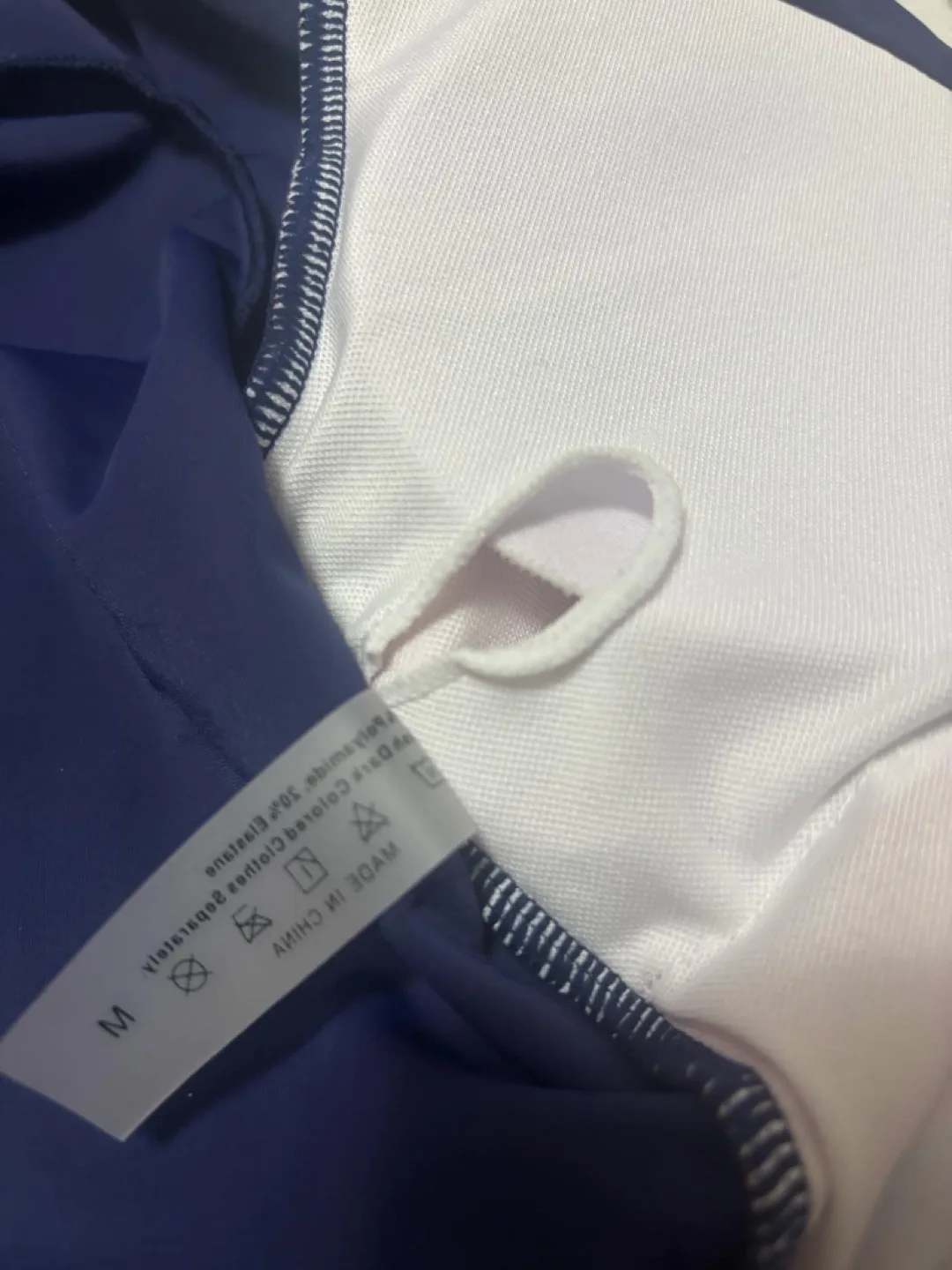 🍀 Women's Size M Two-Piece Swimsuit Rash Guard image indicator(3)