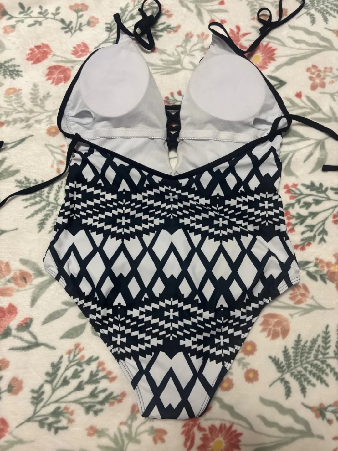 🍀Black and White Geometric Print One-Piece Swimsuit - Size M image indicator(3)