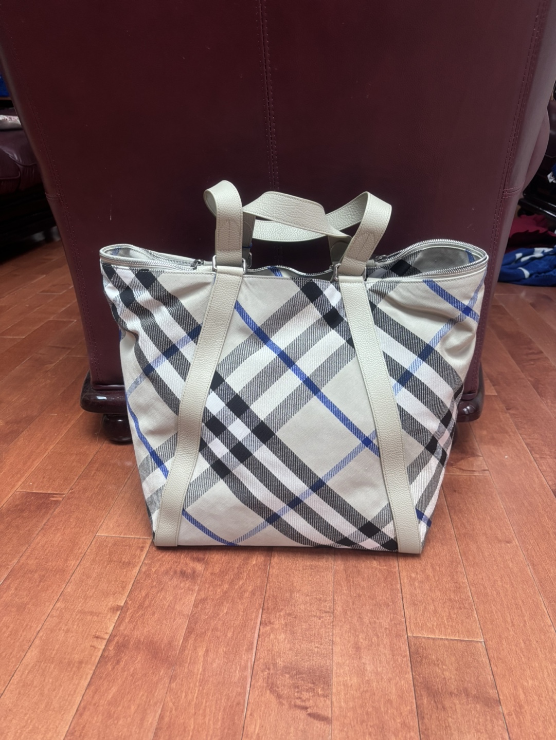 Authentic Burberry Handbag - photo 2