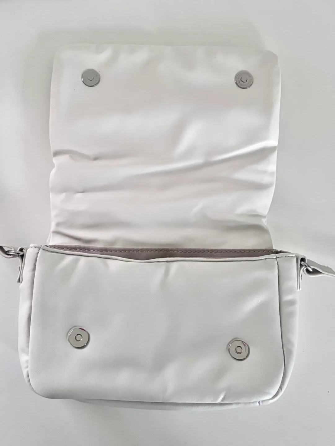 H&M white crossbody bag image indicator(4)