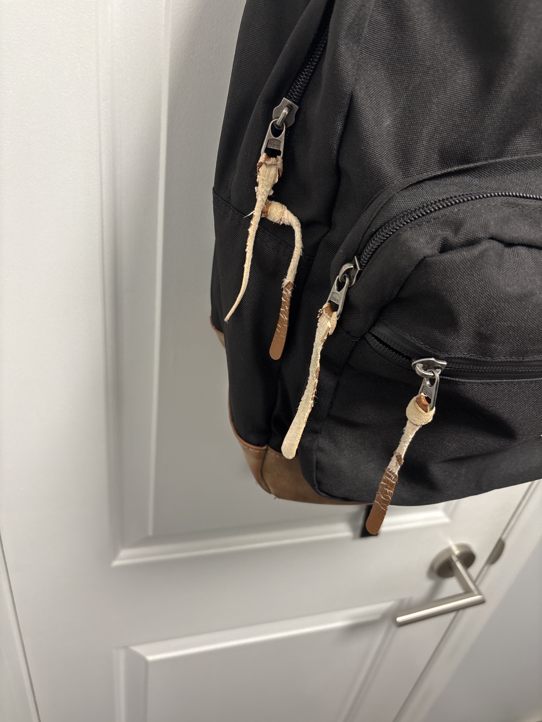 Comfortable 30L Black / Brown Laptop Backpack - photo 2