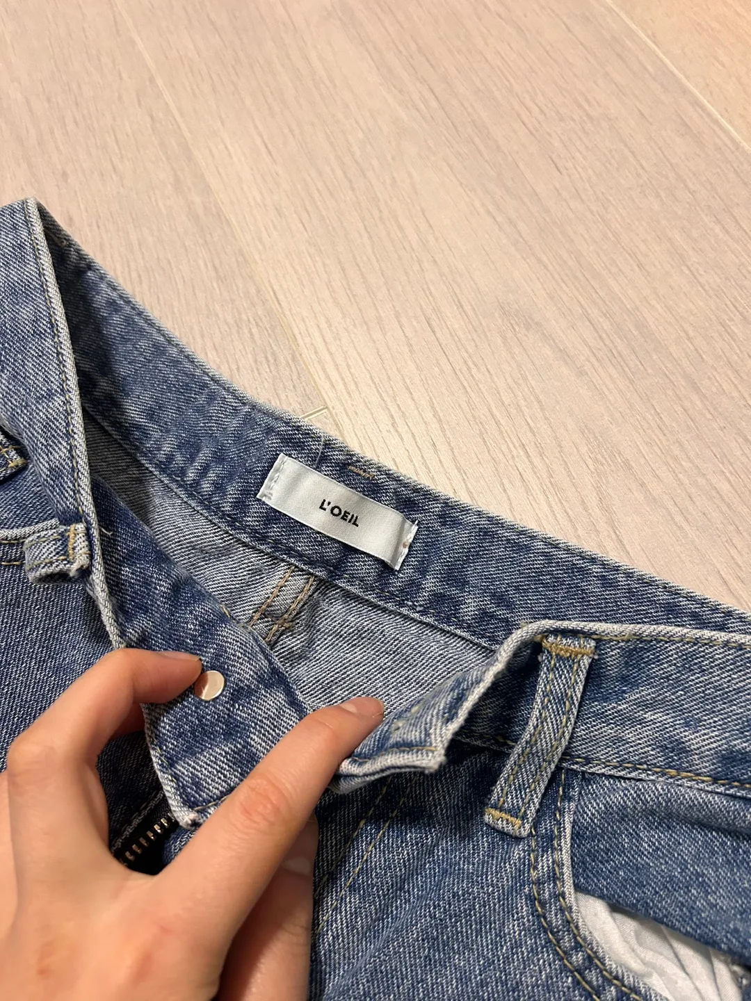 NEW L'oeil High-Waisted Light Wash Denim Jeans image indicator(4)