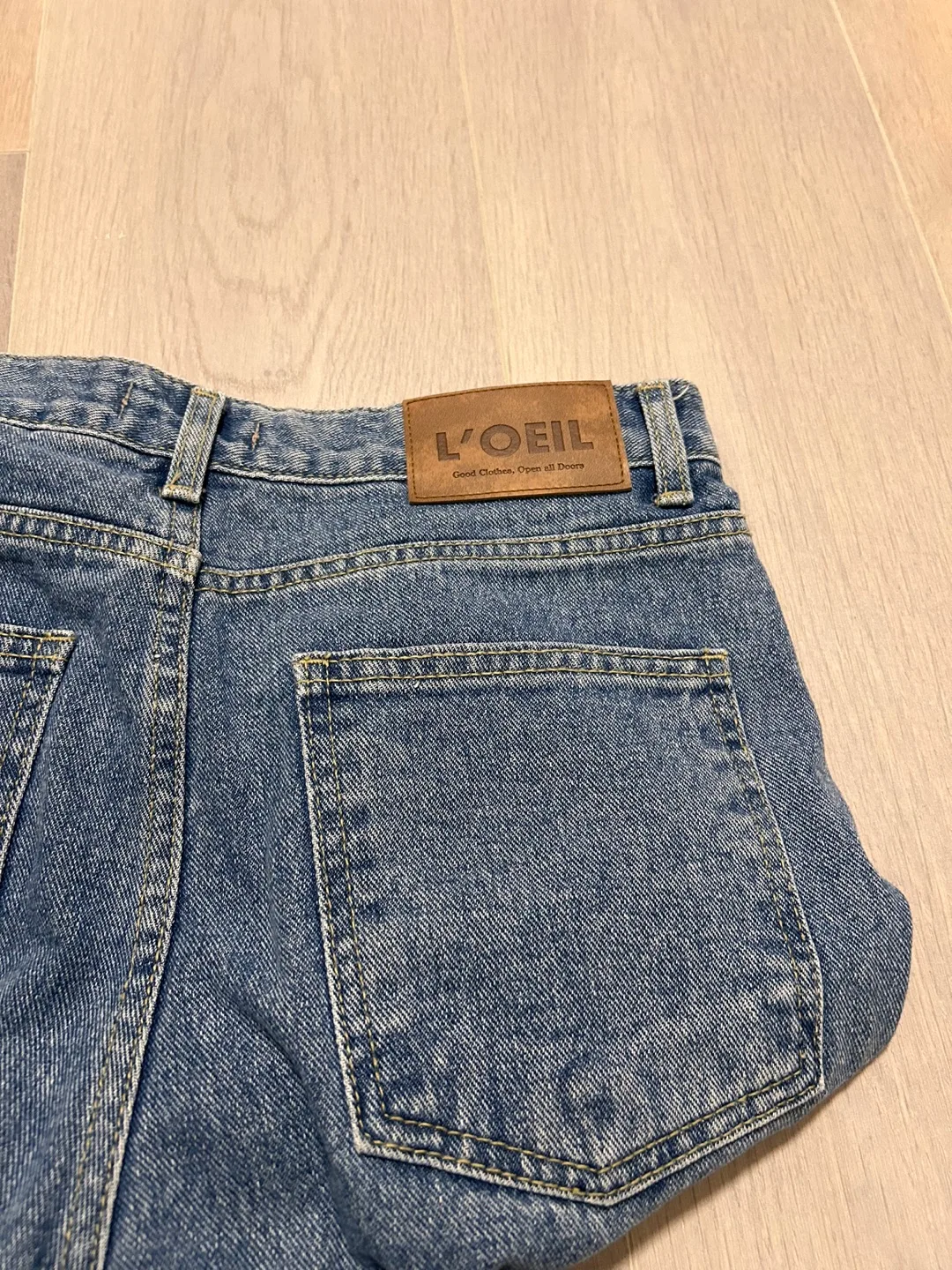 NEW L'oeil High-Waisted Light Wash Denim Jeans image indicator(3)