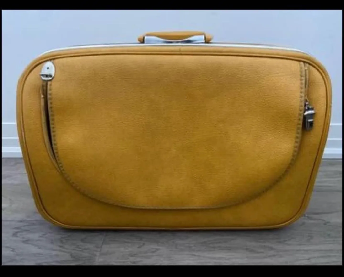 Vintage Jetliner Suitcases - Mustard Yellow Set of Two image indicator(3)