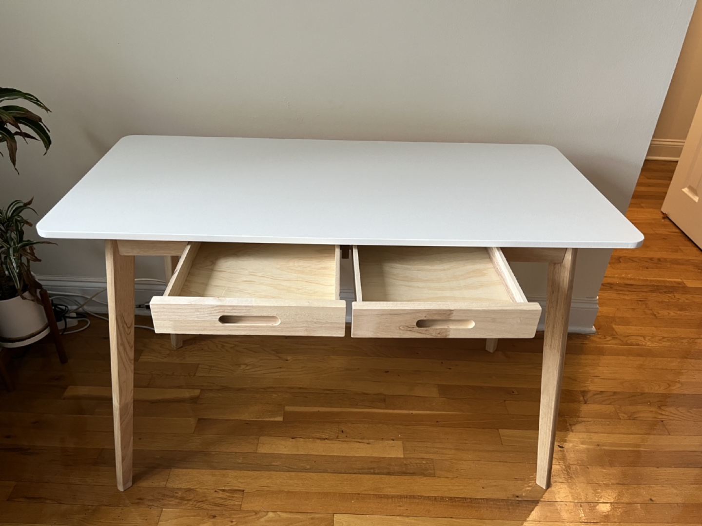 Desk - photo 2