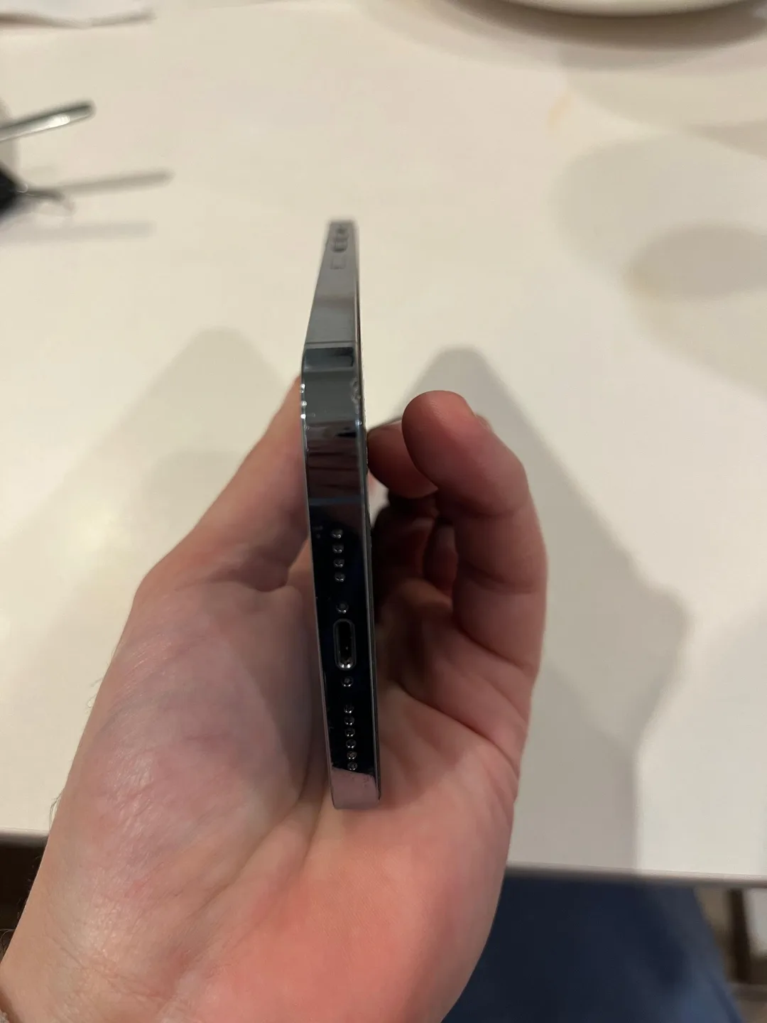 iPhone 13 Pro Max 1TB - Cracked Screen image indicator(6)