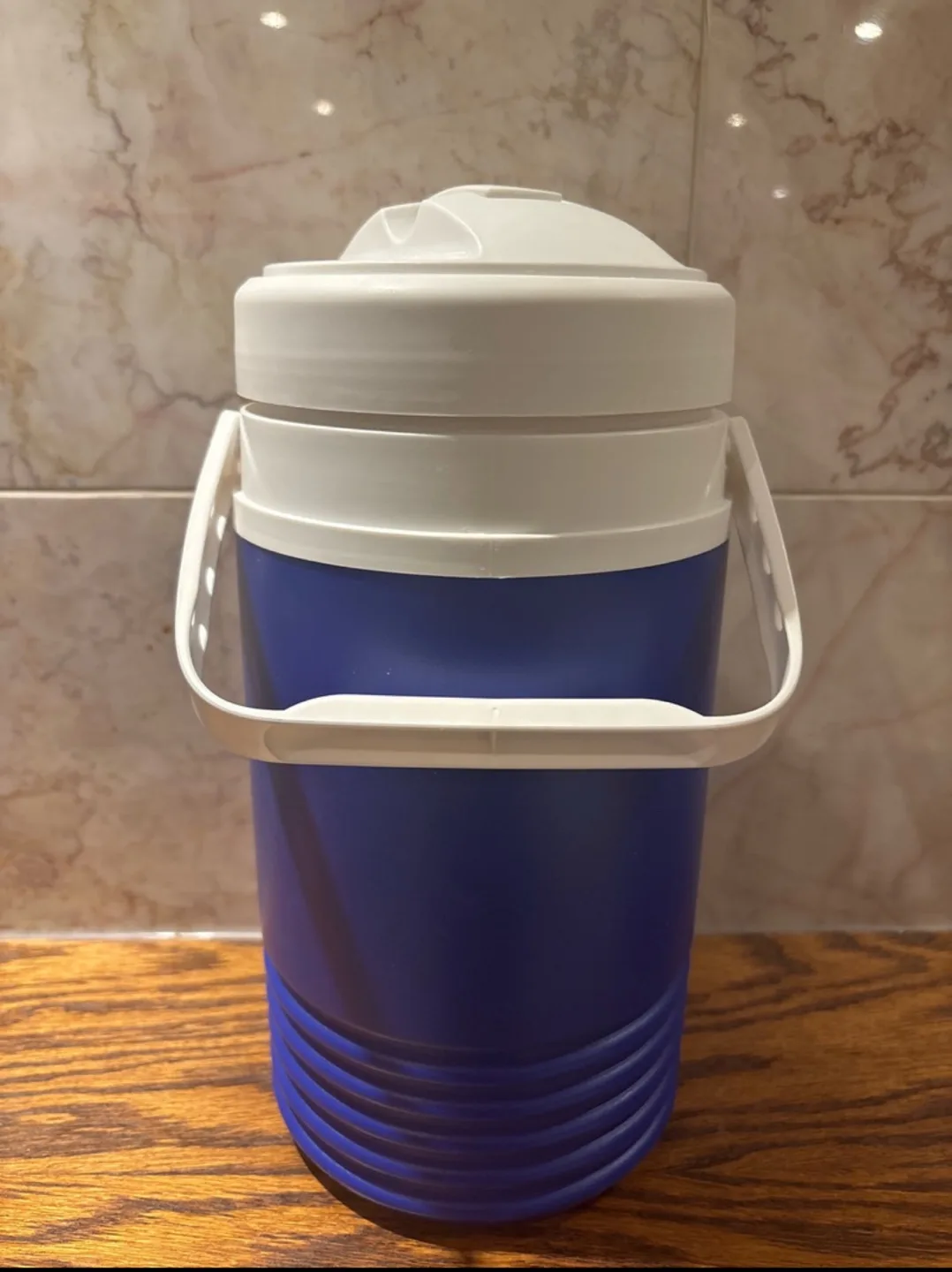 Igloo Legend 1/2 Gallon Sports Water Jug image indicator(3)