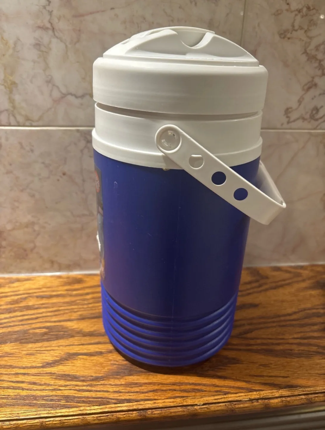 Igloo Legend 1/2 Gallon Sports Water Jug image indicator(2)