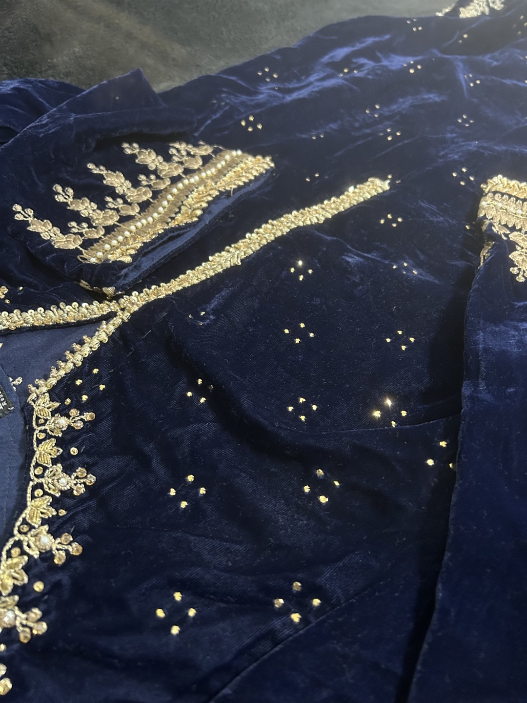 Navy Blue Velvet Embroidered Kameez - photo 3
