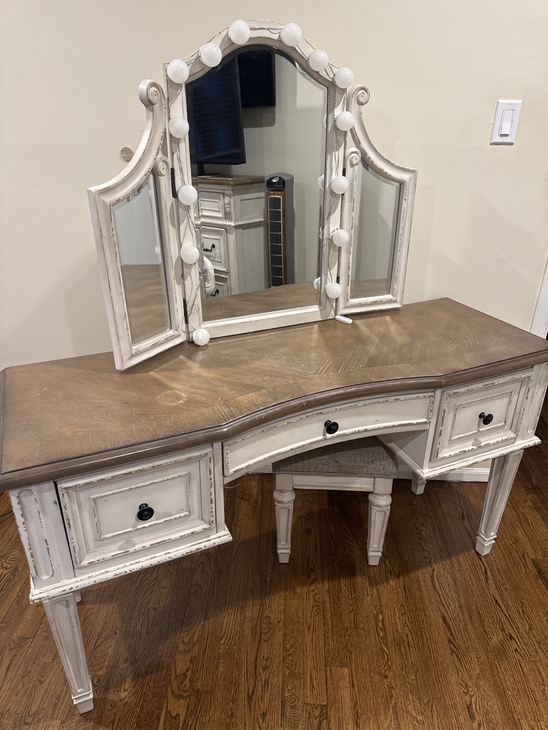 Vintage White Vanity Set with Tri-fold Mirror - photo 2
