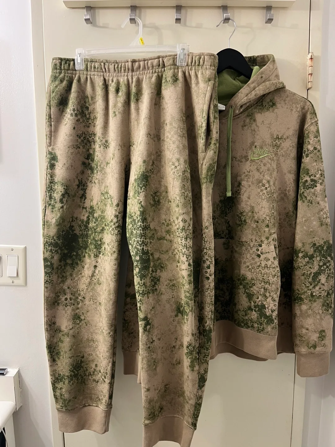 Nike Men’s Fleece Camo Sweatsuit image indicator(4)