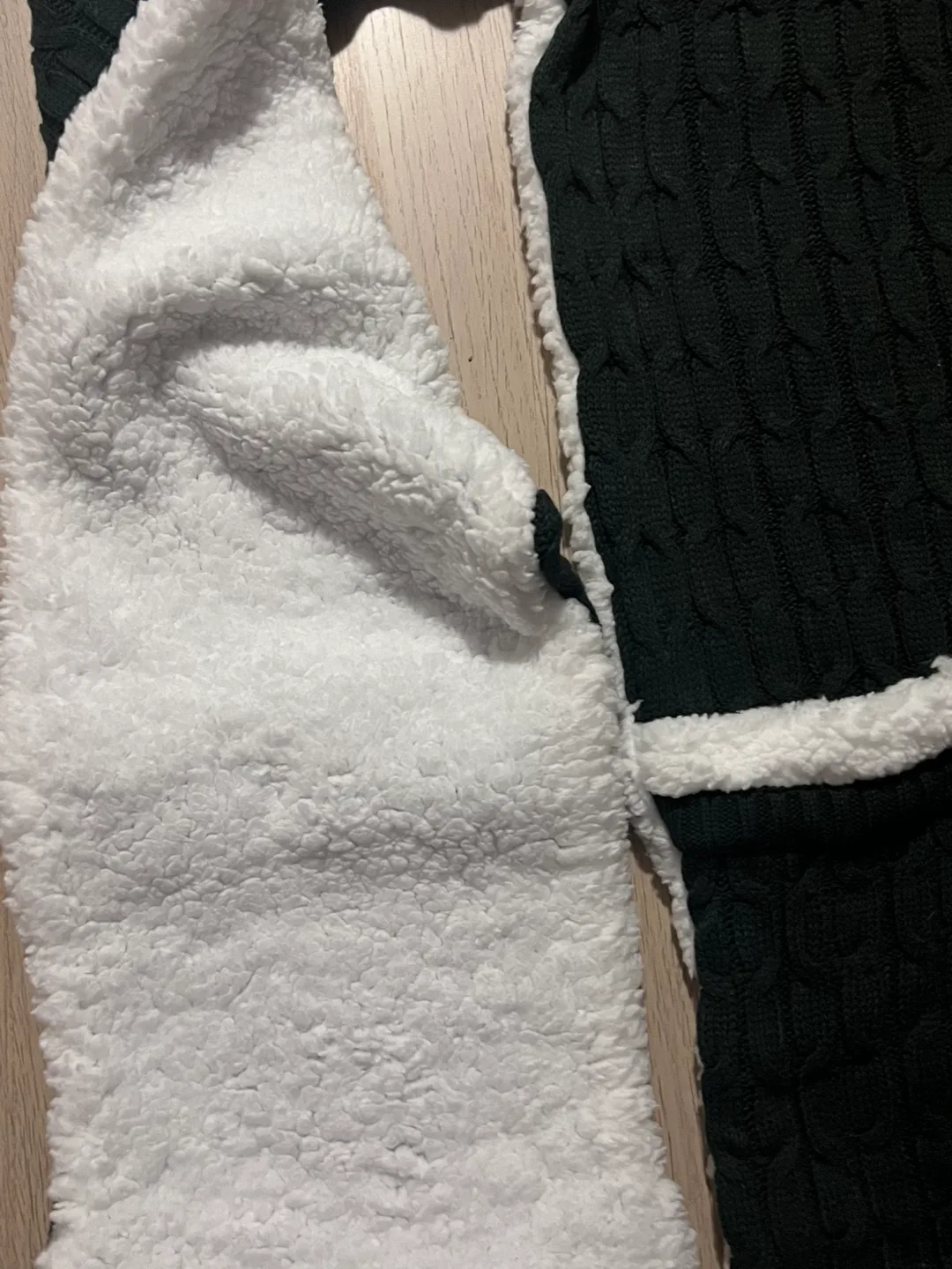 Huggle Ultra Plush Scarf with Pockets image indicator(4)