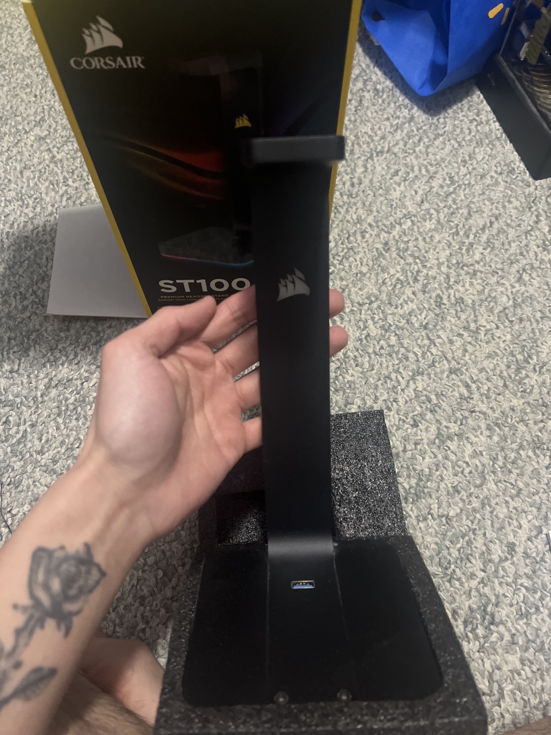 Corsair ST100 RGB Premium Headset Stand - photo 2