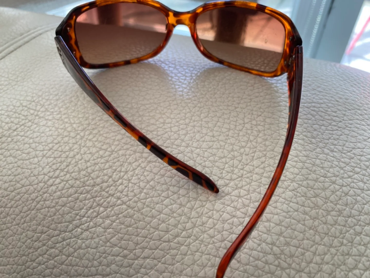 Tortoiseshell Butterfly Sunglasses image indicator(2)