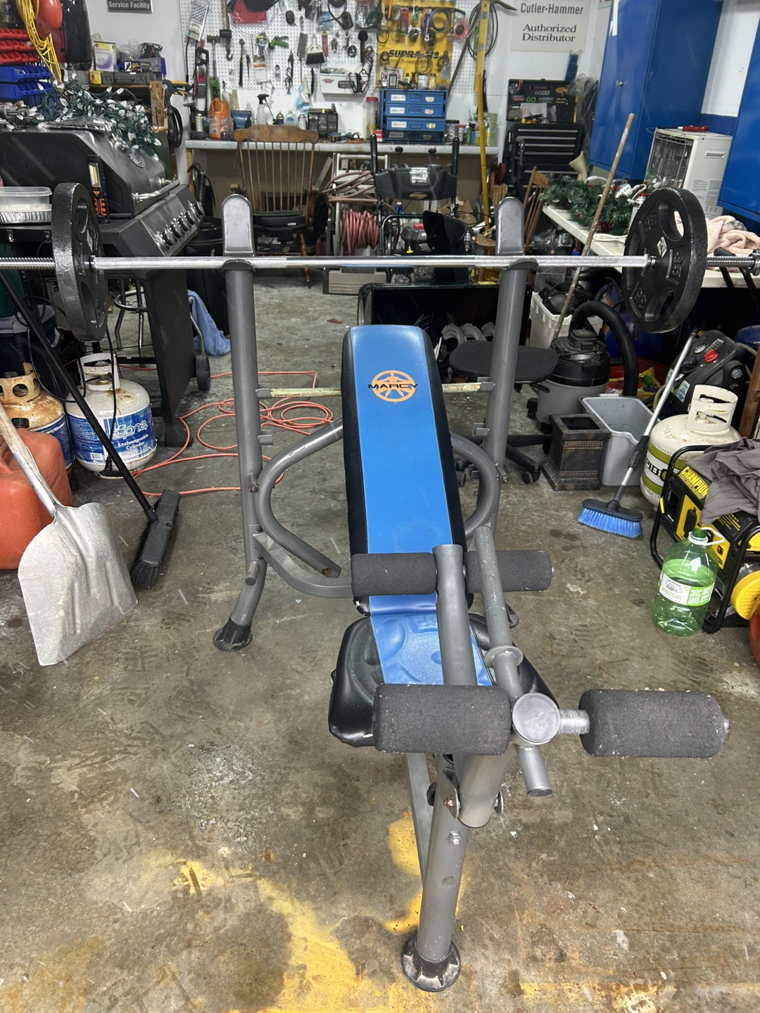 Marcy Weight Bench and bar 2=35 lb plates! Great deal