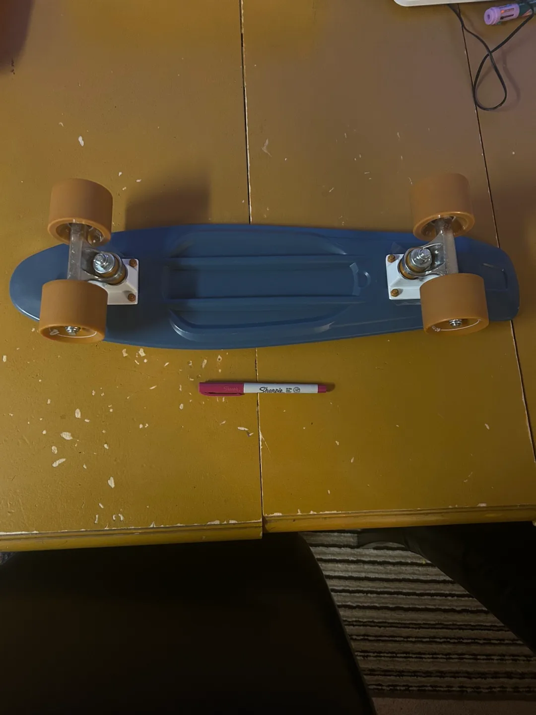 Skateboard barely used. Good condition. image indicator(3)