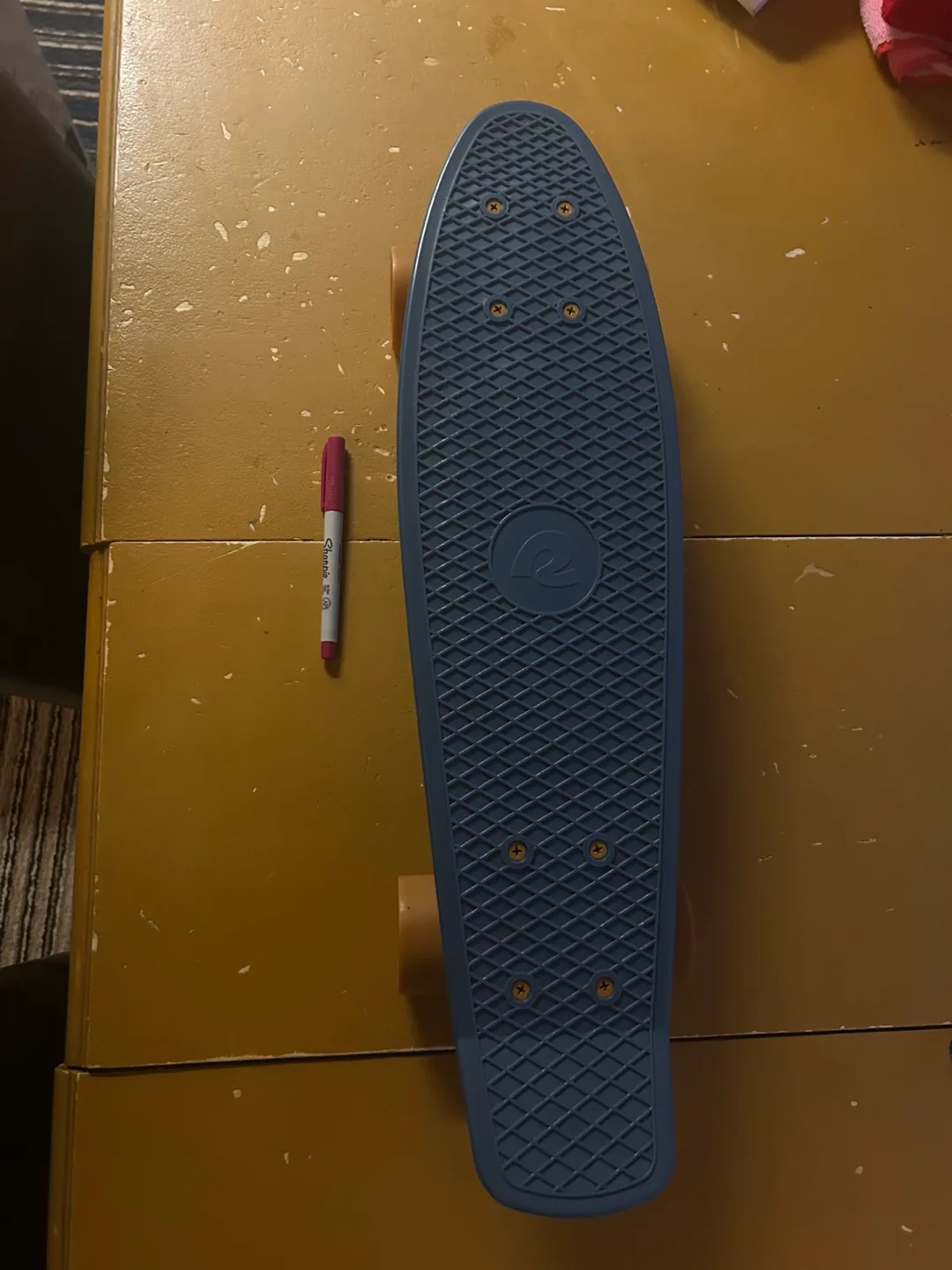 Skateboard barely used. Good condition. image indicator(2)