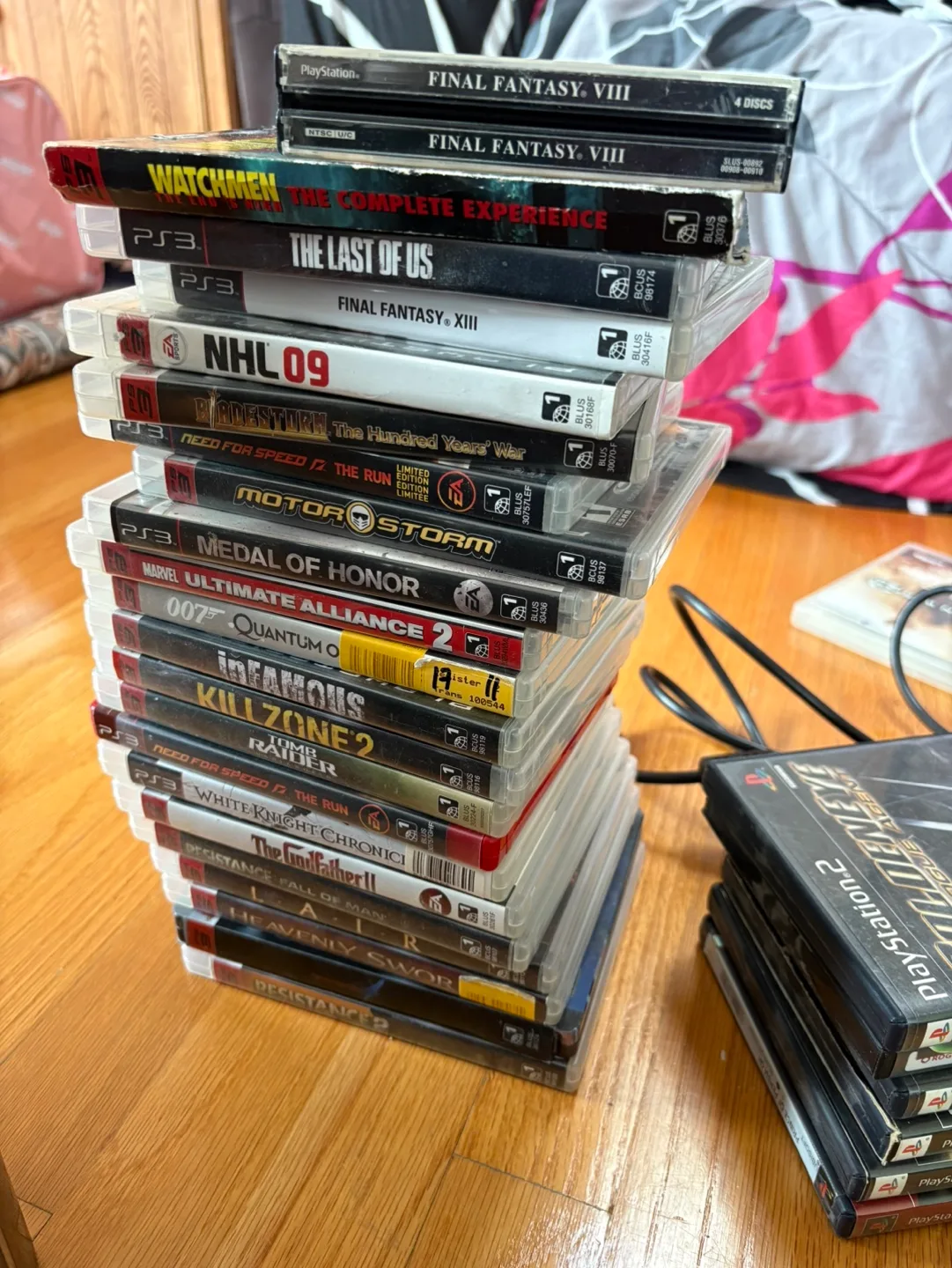 Ps3 (+ extra ps3 for parts) controllers + games image indicator(3)