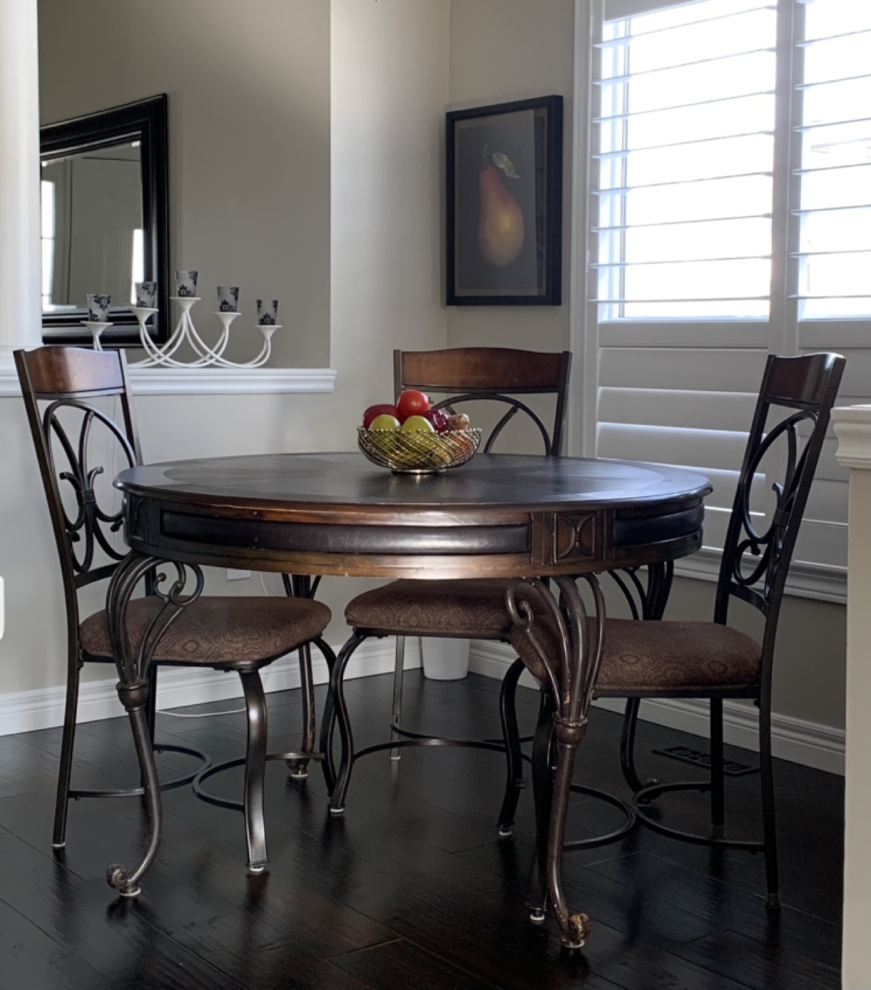 Round Dining Table with Four Chairs