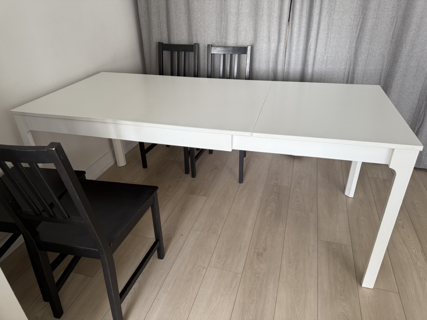 Extendable White Dining Table with Four Black Chairs - photo 4