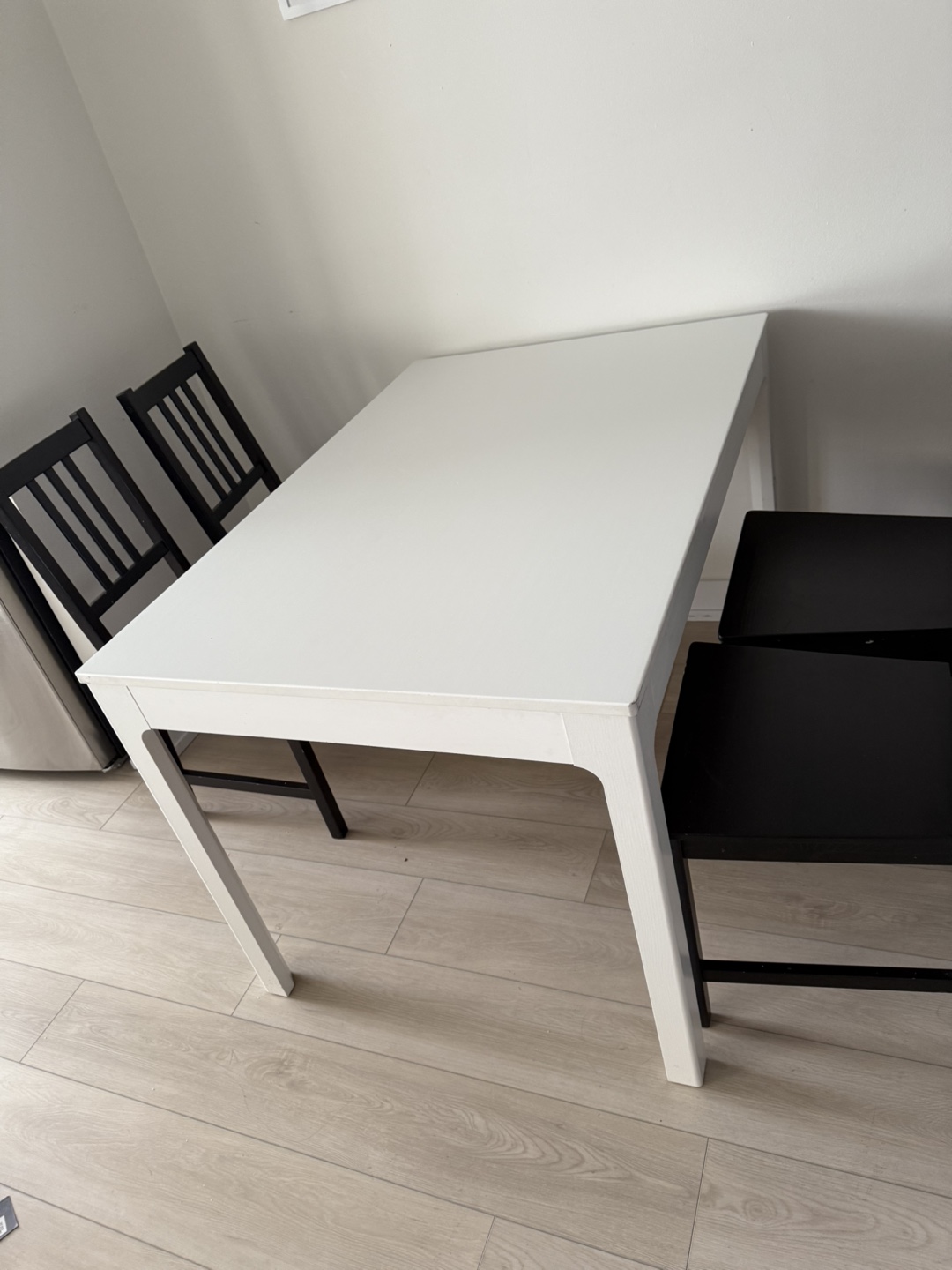 Extendable White Dining Table with Four Black Chairs - photo 3