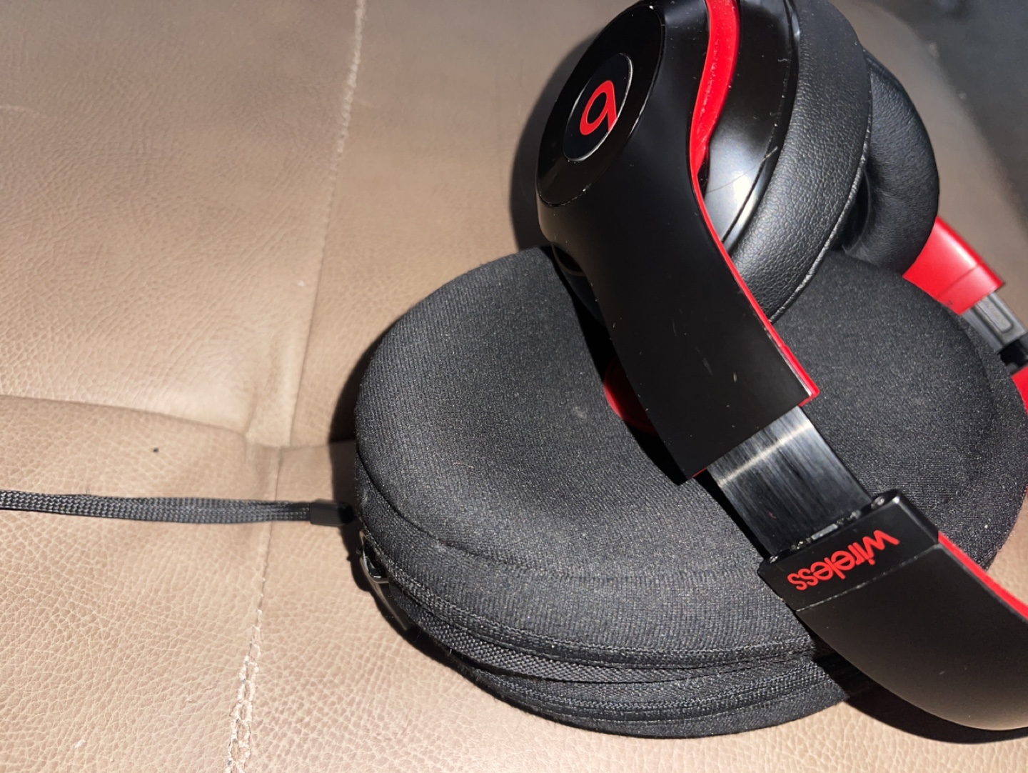 Beats by Dre Studio3 Wireless (Defiant Black-Red) - photo 5